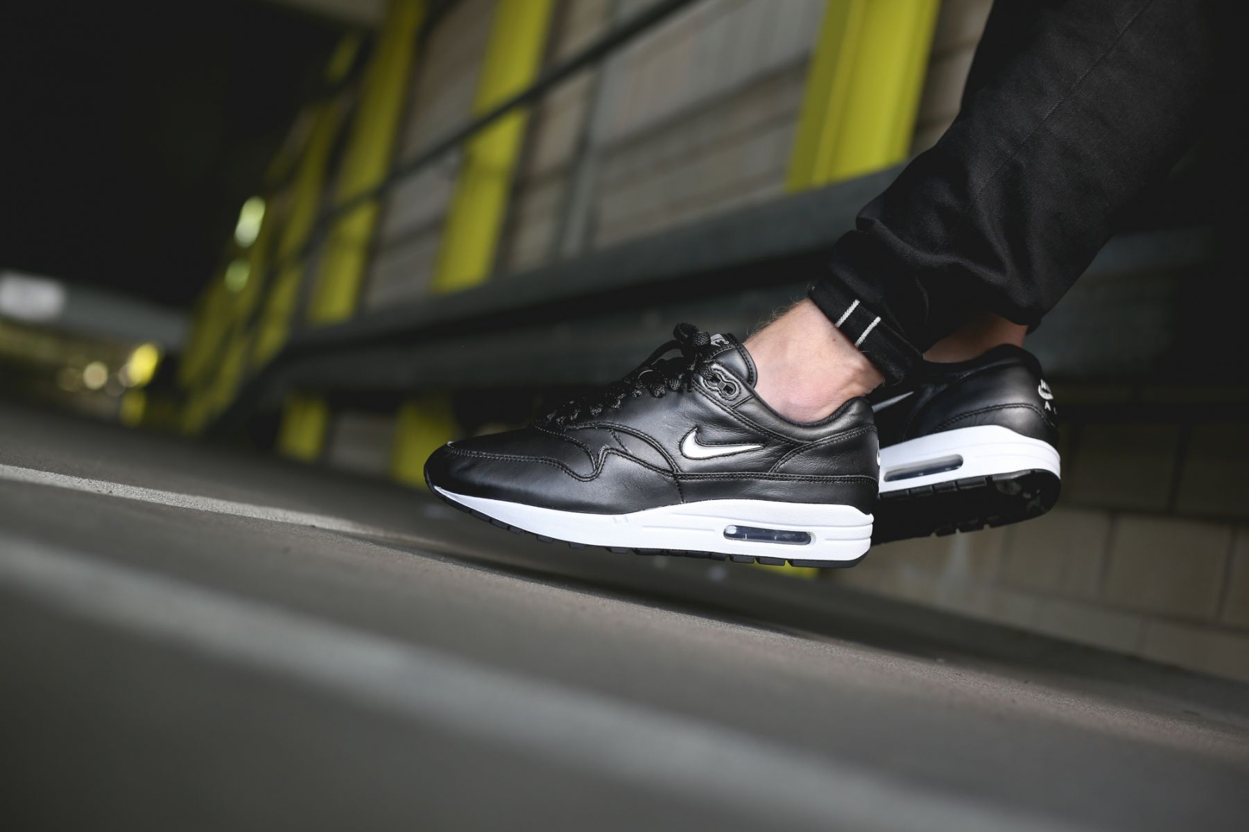 Nike air max 1 premium sc black metallic silver sales